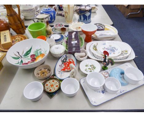 SMALL SELECTION OF CERAMICS TO INCLUDE; PLATES, SERVING TRAYS, BOWLS, ROYAL ALBERT, ROYAL GRAFTON, SPODE, STAFFORDSHIRE ETC..