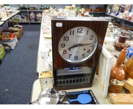 SEIKO 30 DAY MANTEL CLOCK OVER DATE APERTURE AND GLAZED DISPLAY PENDULUM 