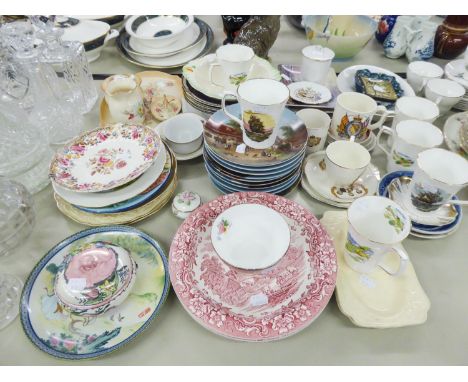GROUP OF MISC CERAMIC TABLE WARES to include; plates, wall plates, bowls, trinket dishes etc... 