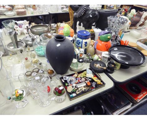 A QUANTITY OF KITCHEN WARES TO INCLUDE; DOMESTIC POTTERY AND GLASSWARES, SPICE RACK, STORAGE JARS, GLASS AND POTTERY VASES ET