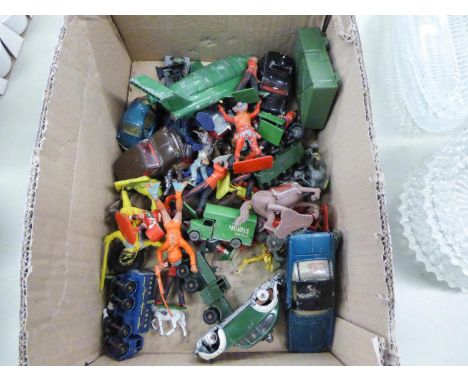 A SMALL SELECTION OF CORGI CARS, FIGURES AND A WOODEN FORT ETC..... 