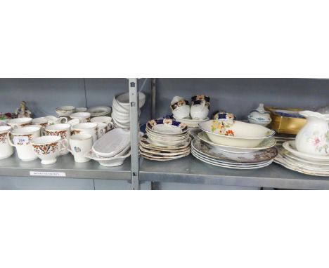 A SELECTION OF DINNER WARES TO INCLUDE; COLCLOUGH CUPS AND SAUCERS, COFFEE CUPS, ROYAL VALE, LOSOL WARE ETC... 