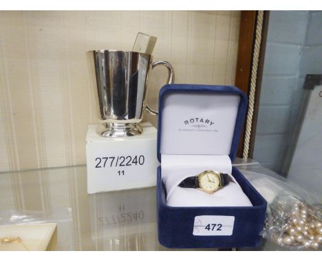 A LADY’S ROTARY QUARTZ ROLLED GOLD WRISTWATCH, THE SILVERED CIRCULAR DIAL WITH BATONS, SWEEP SECONDS HAND AND DATE APERTURE, 