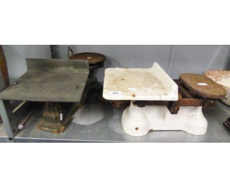 MIXED LOT TO INCLUDE; AN ANEROID BAROMETER AND THERMOMETER AND TWO EARLY TWENTIETH CENTURY AVERY AND OTHER SCALES (2) 