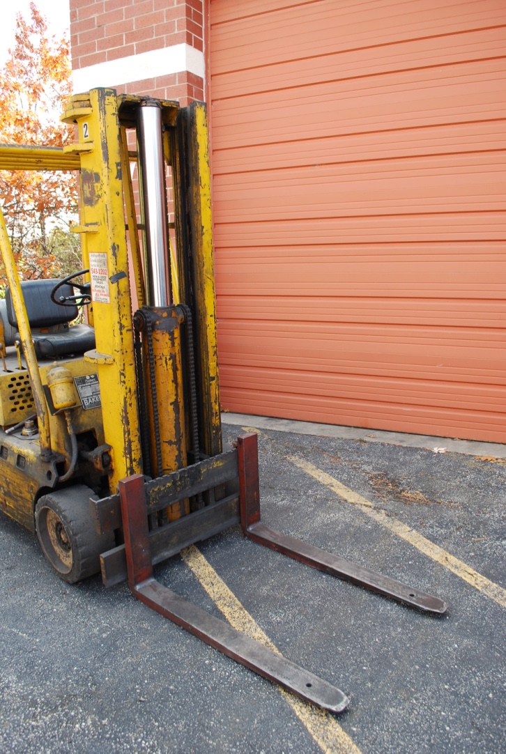 BAKER 4000 LB. CAP. MODEL FMD040 LP FORK LIFT TRUCK S/N G18421266