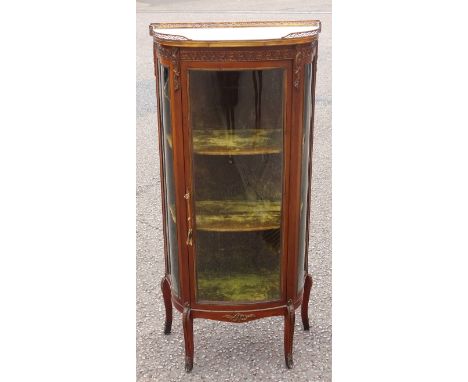 French Louis XV style mahogany bow-fronted display cabinet with a pierced galleried marble top, glazed panel door enclosing a