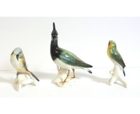 Karl Ens model of a tufted bird, H 19.3cm and 2 smaller models of birds, in naturalistic colours (3)