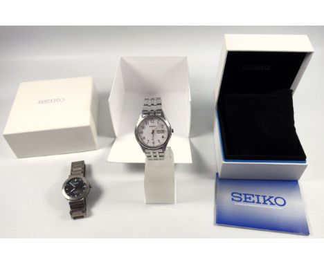 Seiko gentleman’s stainless steel bracelet watch with a circular white enamelled dial, sweep seconds hand and calendar apertu
