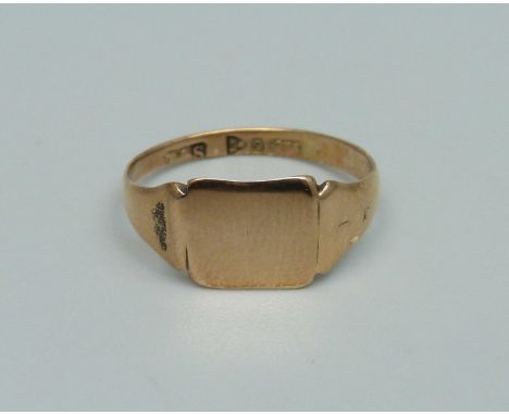 A 9ct gold signet ring, 1.4g, K 