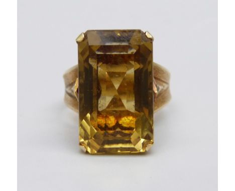 An 18ct gold ring set with a citrine, 6.6g, N 