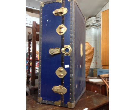 BLUE TRUNK WITH METAL MOUNTS. L90CM