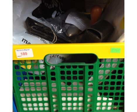 BOX INCLUDING 1 FLIPPER, BEDSHEET, TRIPOD