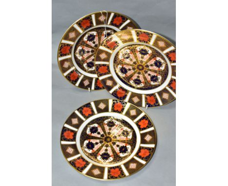 A SET OF THREE ROYAL CROWN DERBY IMARI 1128 PATTERN 8½''/21.5CM PLATES, date code for 1984, printed marks, all first quality 