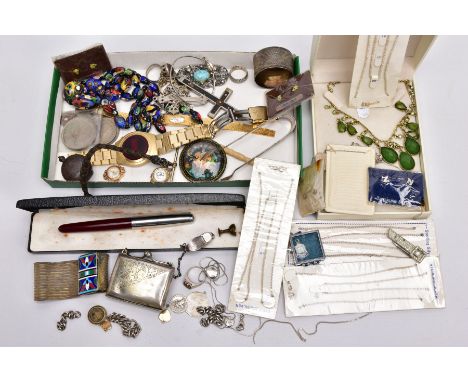 A BOX OF ASSORTED ITEMS, to include a metal sovereign case, a burgundy and silver lidded 'Parker' fountain pen, four individu