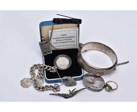 A BAG OF ASSORTED JEWELLERY, to include a silver wide hinged bangle, engraved with a floral design, push pin clasp with an ad
