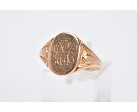 A GENT'S YELLOW METAL SIGNET RING, of an oval form, engraved initials 'R.E.C', textured shoulders, stamped 15ct, ring size P,