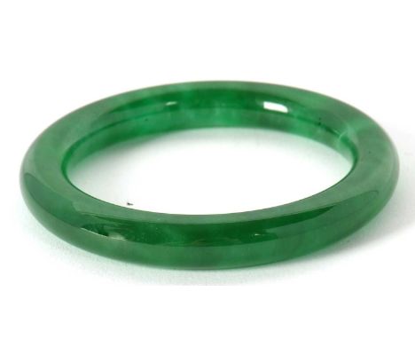 A jade bangle approx. 1cm thick, inner diameter approx. 6cm, 60g