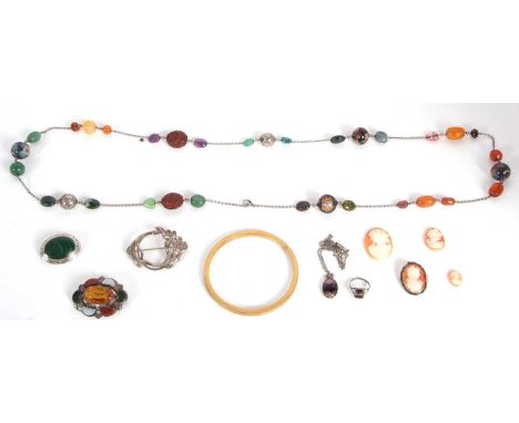 A mixed lot of jewellery to include a mulit gemset, cloissonne, carved seed and white metal bead necklace, an unmarked yellow