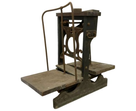 W & T. Avery - 19th century cast iron sack scalesDimensions: Height:&nbsp;91cm&nbsp; Length/Width:&nbsp;92cm&nbsp; Depth/Diam