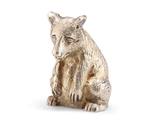 AN ELIZABETH II PARCEL-GILT BEAR PAPERWEIGHT by Stuart Devlin, London 1974. 3.6cm high, 2.4 troy ounces