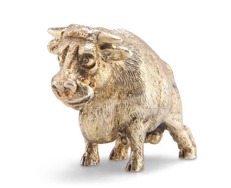 AN ELIZABETH II PARCEL-GILT BULL PAPERWEIGHT by Stuart Devlin, London 1973. 3.3cm high, 2.9 troy ounces