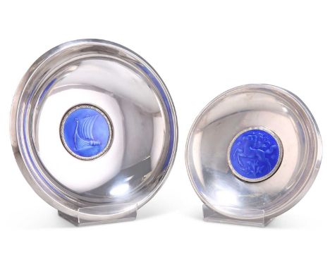 A PAIR OF NORWEGIAN SILVER AND ENAMEL DISHES by Ottar Hval, Oslo, circular, each centred by a blue enamel roundel, 830 standa