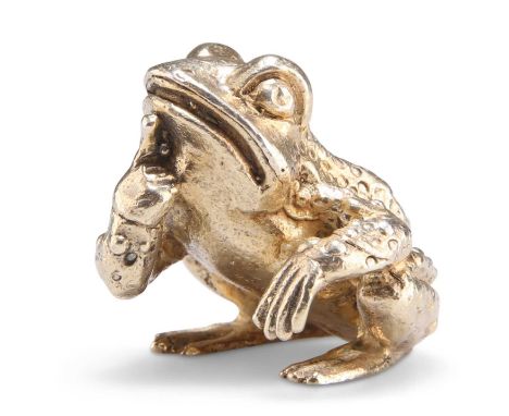 AN ELIZABETH II PARCEL-GILT FROG PAPERWEIGHT by Stuart Devlin, London 1973. 3.2cm high, 3.2 troy ounces