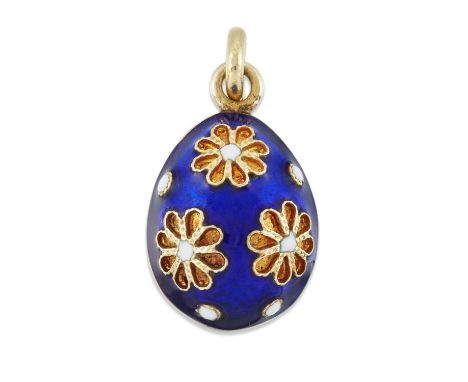 AN ENAMELLED EGG PENDANT with carved floral decoration and picked out in white enamel, to a blue guilloche enamel ground. Mar