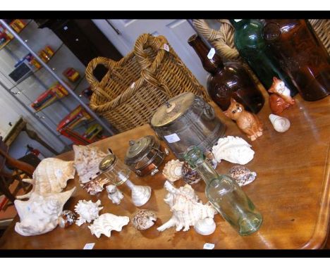 Collectable shells, Royal Doulton cat, etc.