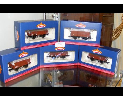 Five boxed Bachmann Wagons, including 38-376 