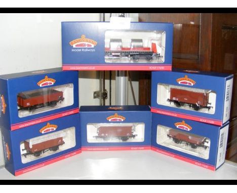 Six boxed Bachmann Wagons, including Pipe Wagon 38-701 