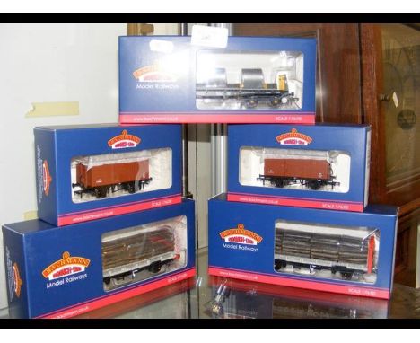 Five boxed Bachmann Wagons, including 38-376 
