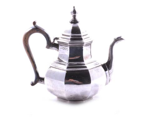 A silver teapot, John Henry Rawlings, London 1903, octagonal form, wooden handle and finial, gross weight 21.5oz.Condition re
