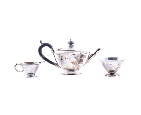 Three piece silver teaset, Munsley &amp; Co, Sheffield, 1927, ebonised handle and finial to the conical form teapot, with mat