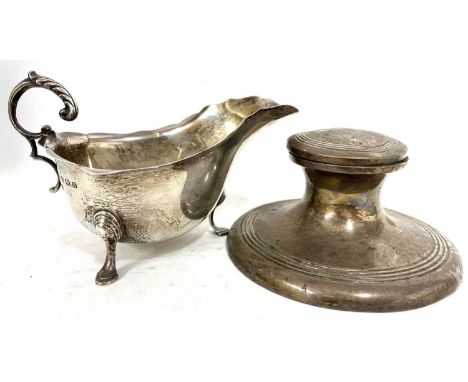 Mixed Lot: George V silver sauce boat having a card cut rim and flying scroll leaf cap handles supported on three hoof feet (