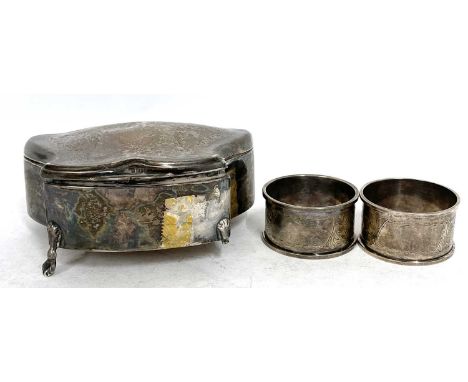 Edwardian silver ring box, Birmingham 1912, makers mark E J Houlston (a/f) together with a pair of serviette rings hallmarked