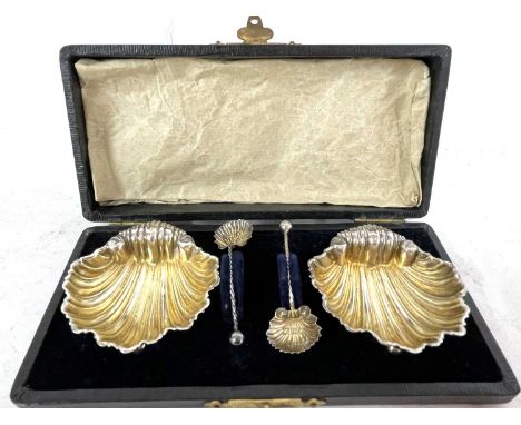 Cased pair of Edwardian silver shell salts and matching spoons, Birmingham 1904, makers mark for William Devenport, the spoon