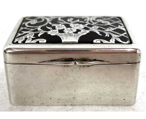 George V silver and tortoiseshell snuff/vesta box of rectangular form, the tortoiseshell and silver inlaid lid opening to a g