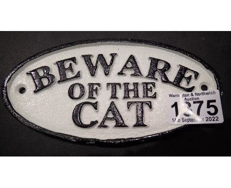 Cast iron Beware of The Cat sign, L: 17 cm. P&amp;P Group 1 (£14+VAT for the first lot and £1+VAT for subsequent lots) 