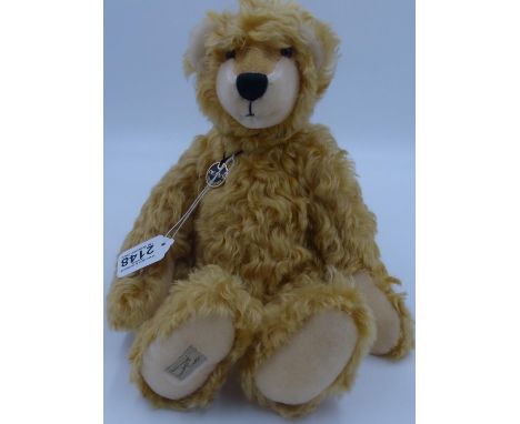 Deans Byron 69/300 bear, H: 41 cm. P&amp;P Group 1 (£14+VAT for the first lot and £1+VAT for subsequent lots) 