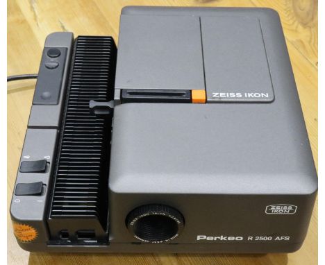 Zeiss Ikon Perkeo R2500 AFS slide projector. P&amp;P Group 2 (£18+VAT for the first lot and £3+VAT for subsequent lots) 