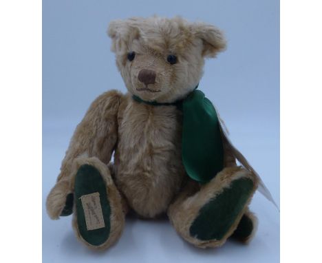 Deans Emerald Enry 54/100 bear, H: 30 cm. P&amp;P Group 1 (£14+VAT for the first lot and £1+VAT for subsequent lots) 