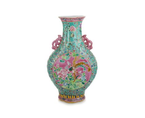 CHINESE NONYA STRAITS PERANAKAN MOON FLASK, EARLY 20TH CENTURY twin handled, decorated with two individual scenes depicting a