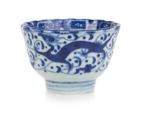 CHINESE KANGXI STYLE BLUE AND WHITE TEA BOWL, EARLY 19TH CENTURY decorated to the exterior with animals, the interior with ro