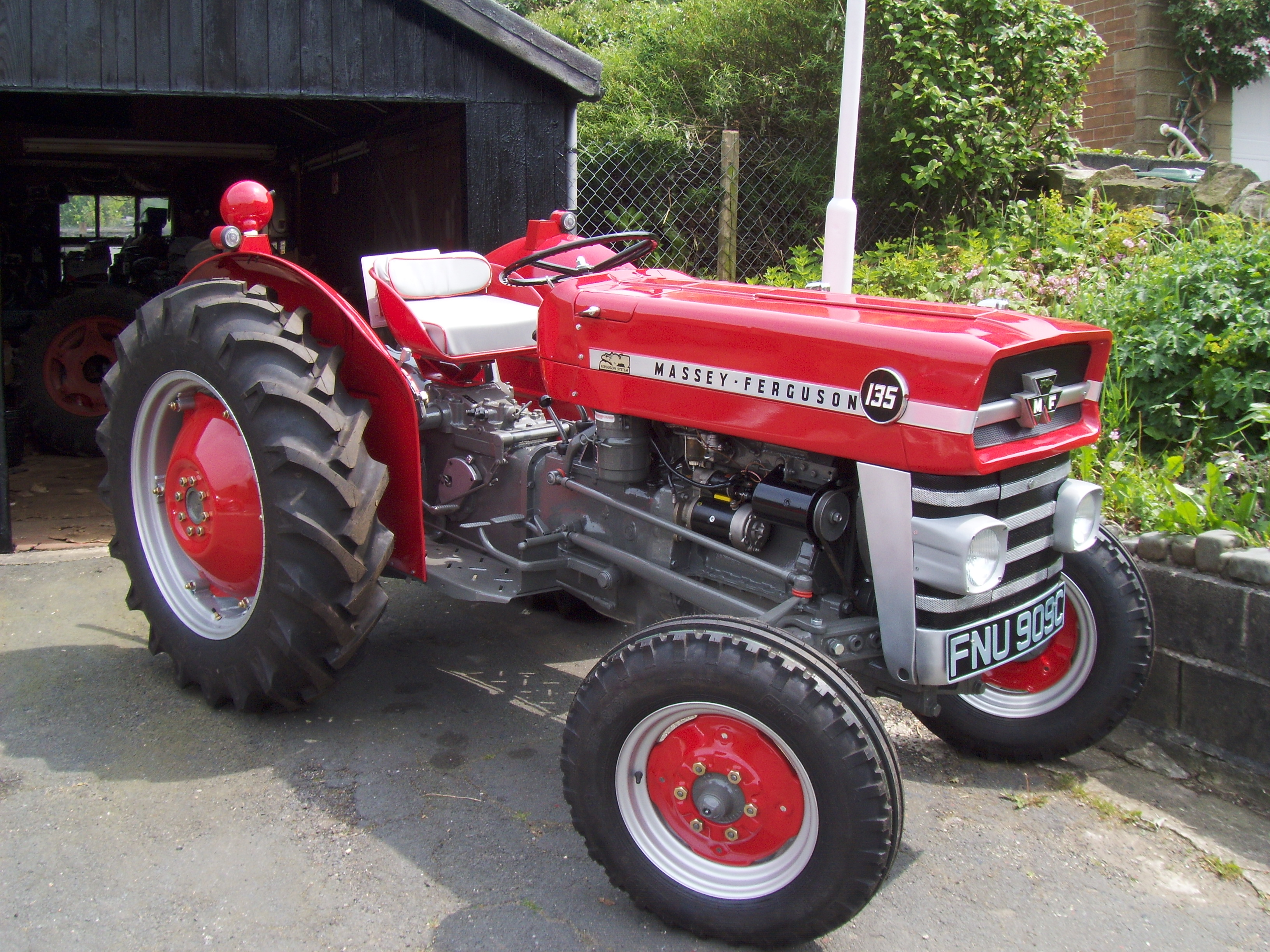 1965 MASSEY FERGUSON 135 3cylinder Diesel TRACTOR Reg No: FNU 909C ...