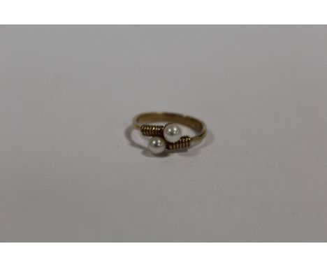 A HALLMARKED 9 CARAT GOLD TWIN PEARL SET DRESS RING 