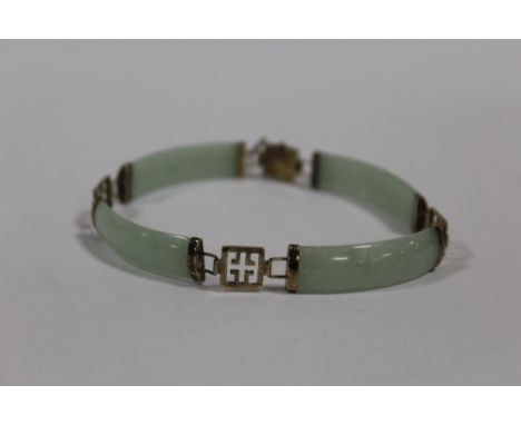 A HALLMARKED 9 CARAT GOLD AND JADE BRACELET 
