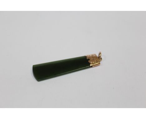 A 9 CARAT GOLD MOUNTED JADE PENDANT 