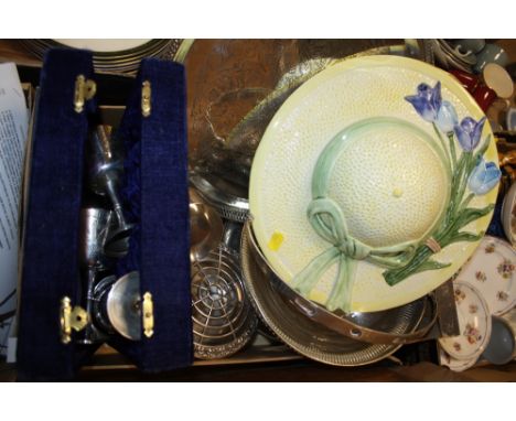 A BOX OF SILVER PLATED AND METAL WARE TOGETHER WITH CERAMIC WALL HAT POCKET