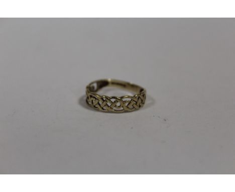 A 9 CT GOLD CELTIC STYLE RING 